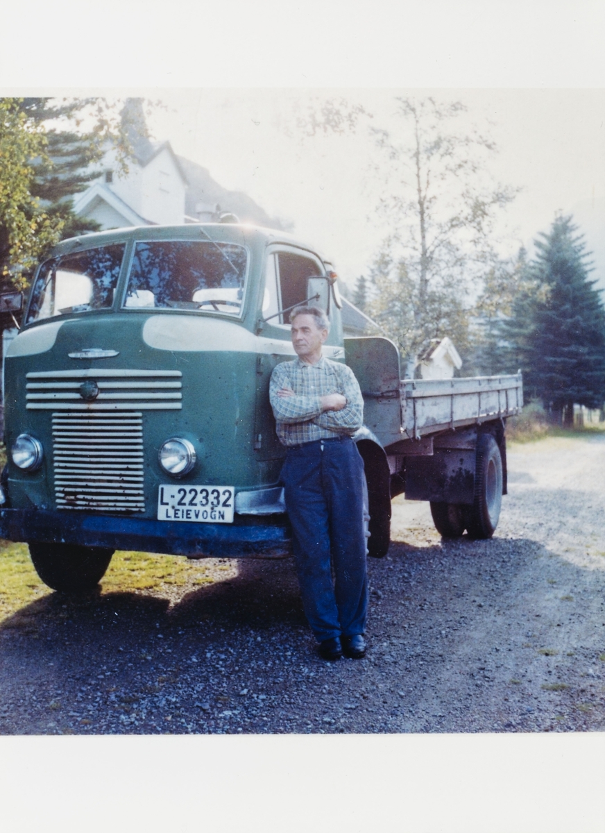Lars Ramsland med sin nye lastebil utenfor kirken på Krossmoen