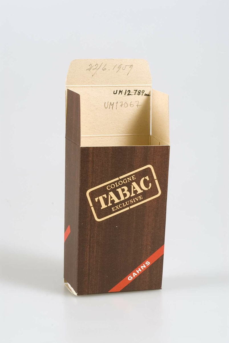 Brun träimiterad papp, beige och röd text: Cologne Tabac exclusive. Med blyerts 22/6 1959.