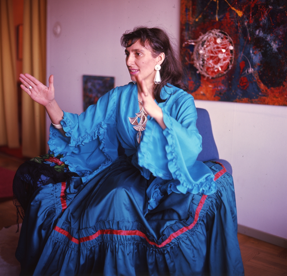 Författaren Katarina Taikon avporträtterad i traditionella kläder.