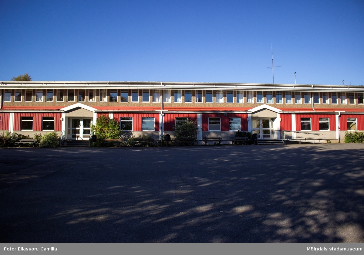 Almåsskolan med skolgård. Gastorp 2:281, Sagbrovägen 30, i Lindome den 4 oktober 2016. Fasaden vetter mot öster.