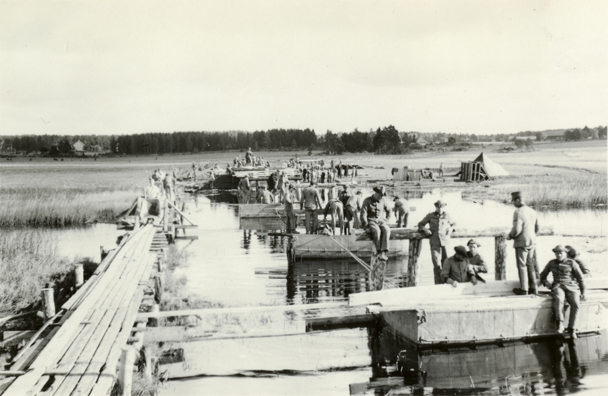 Text i fotoalbum: "Brobyggnad i Storvreta under mötet 1931. Snart började påloken bliva färdiga och då langade vi ut de tunga järnbalkarna, de största vägande 3 ton ".