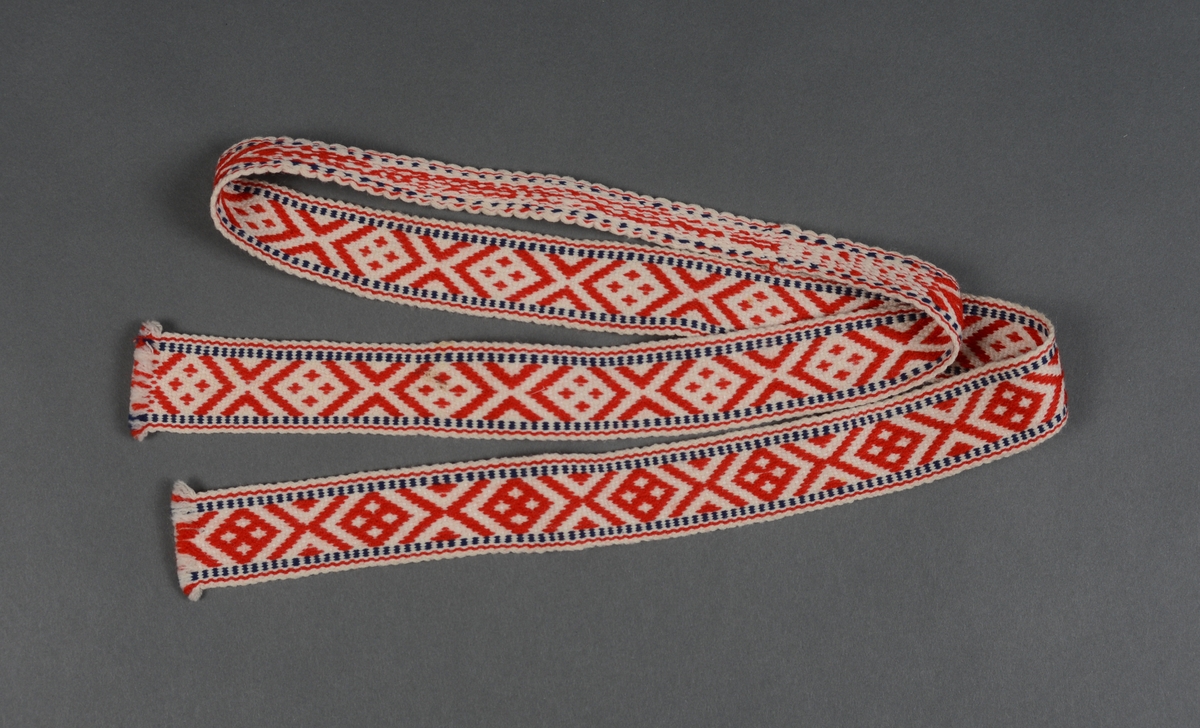 Belte til samisk drakt/kjole. Vevd belte med mønster i forskjellig bredde.