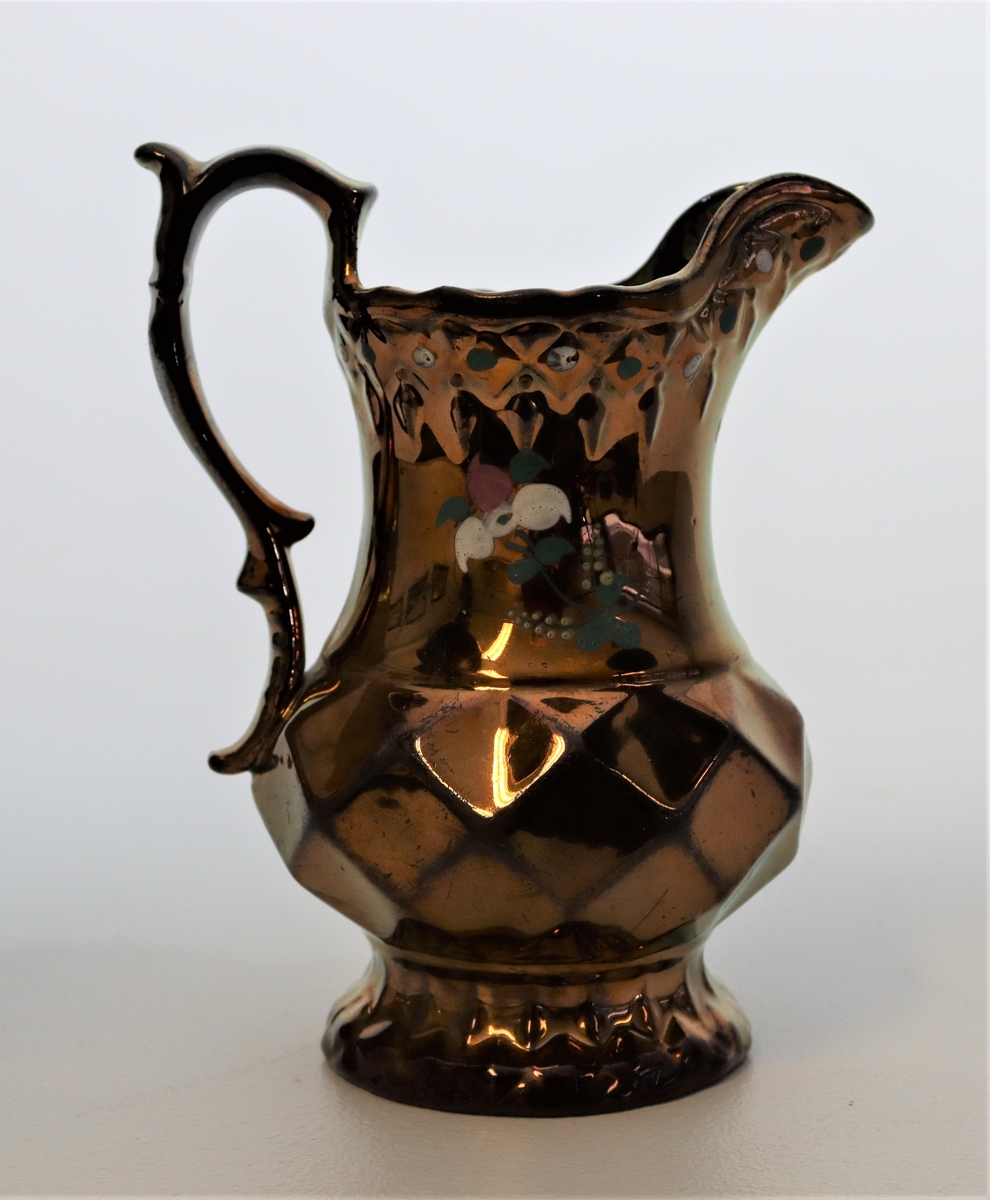 Form: Engelsk mugge med glasur i bronse
