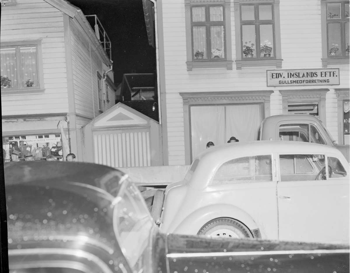 Sammenstøt mellom en lastebil og en bil i Johan Feyers gate, Egersund. Bilen har rattet på høyre side. Mange har kommet for å se.