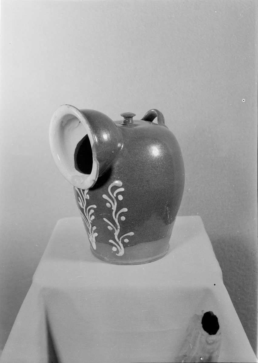 En keramikkrukke i samlingene til Dalane folkemuseum.