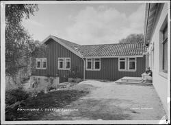 Bærumsgården på Bakkebø hjem og arbeidsskole. En kvinne sitt