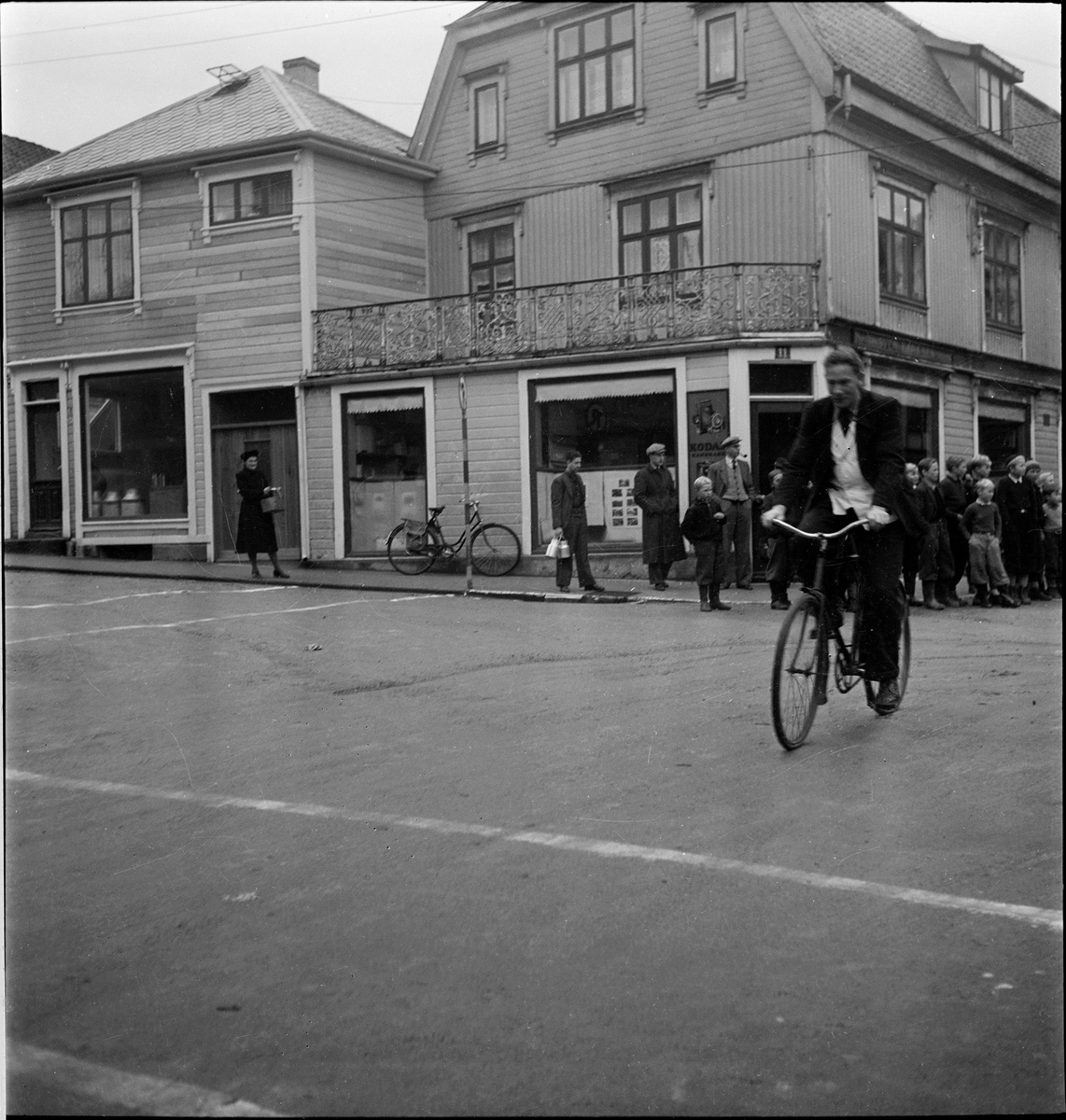 Trafikkuka i Egersund, 10.-16. november 1947. En konstabel dirigerer trafikken, og det arrangeres et sykkelrenn.