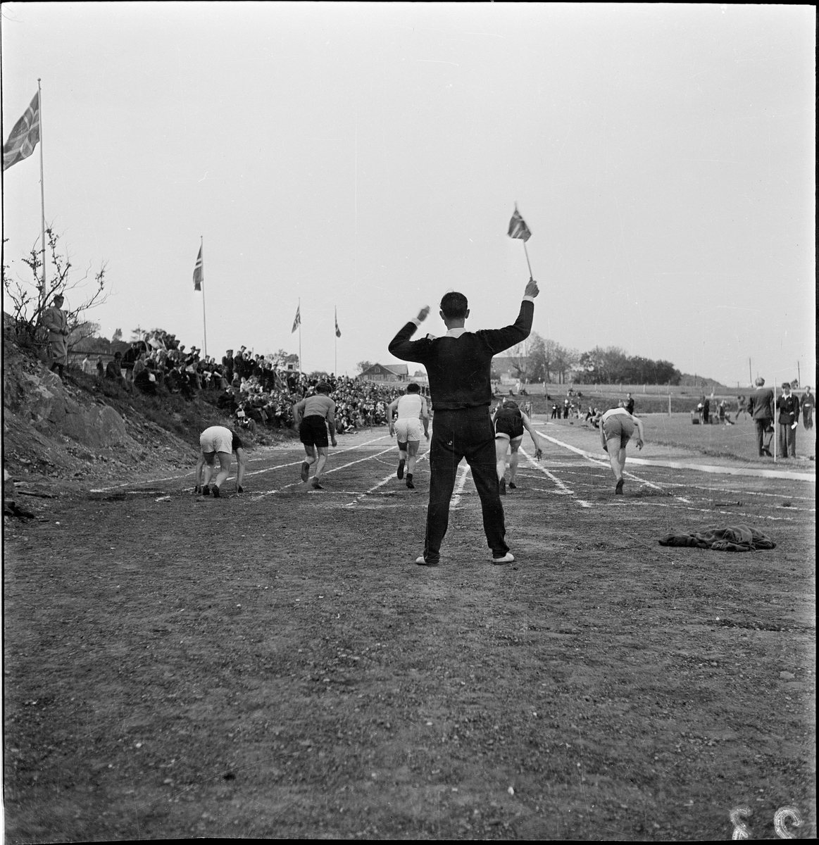 Friidrettsutøvere i et løp på idrettsmarka i Egersund.