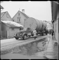 En stor oljetank fraktes på lastebil igjennom Egersunds gate