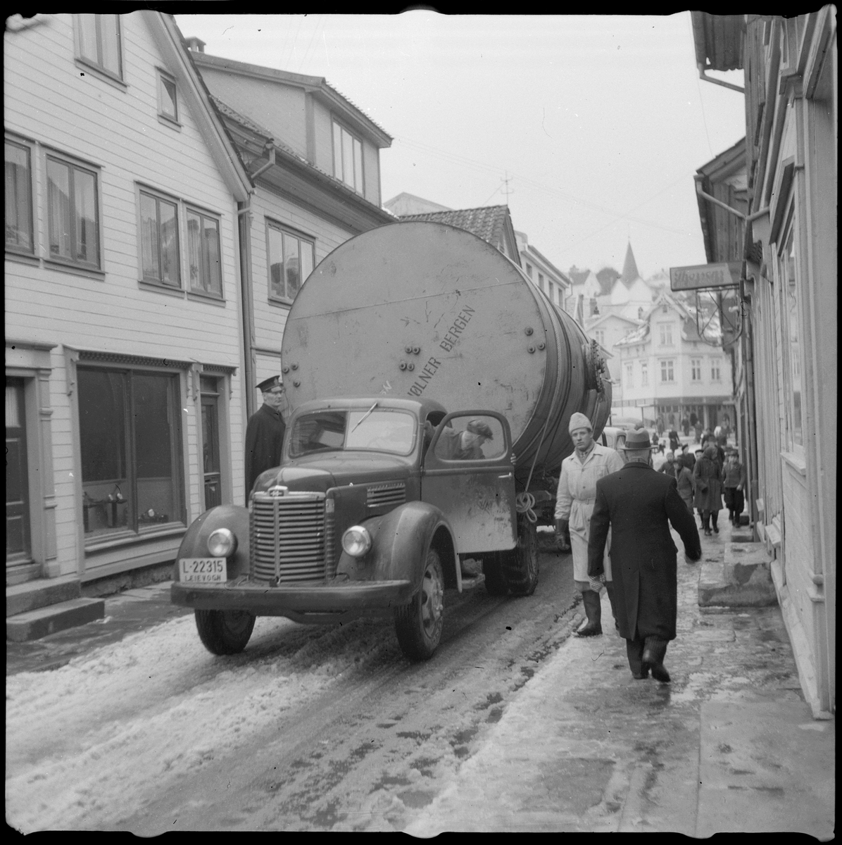 En stor oljetank fraktes på lastebil igjennom Egersunds gater til Bakkebø en vinterdag.