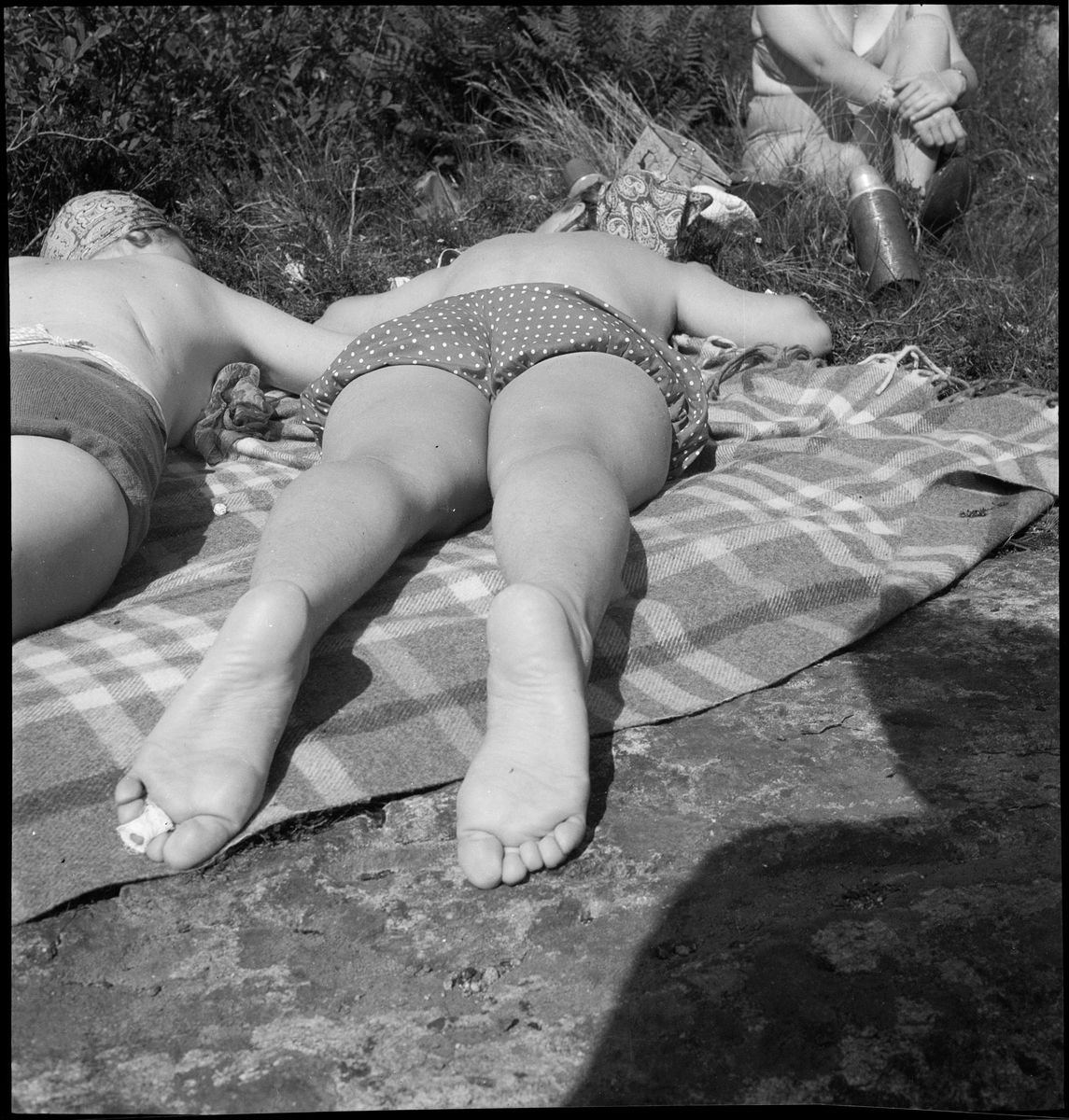 To kvinner soler seg en sommerdag.