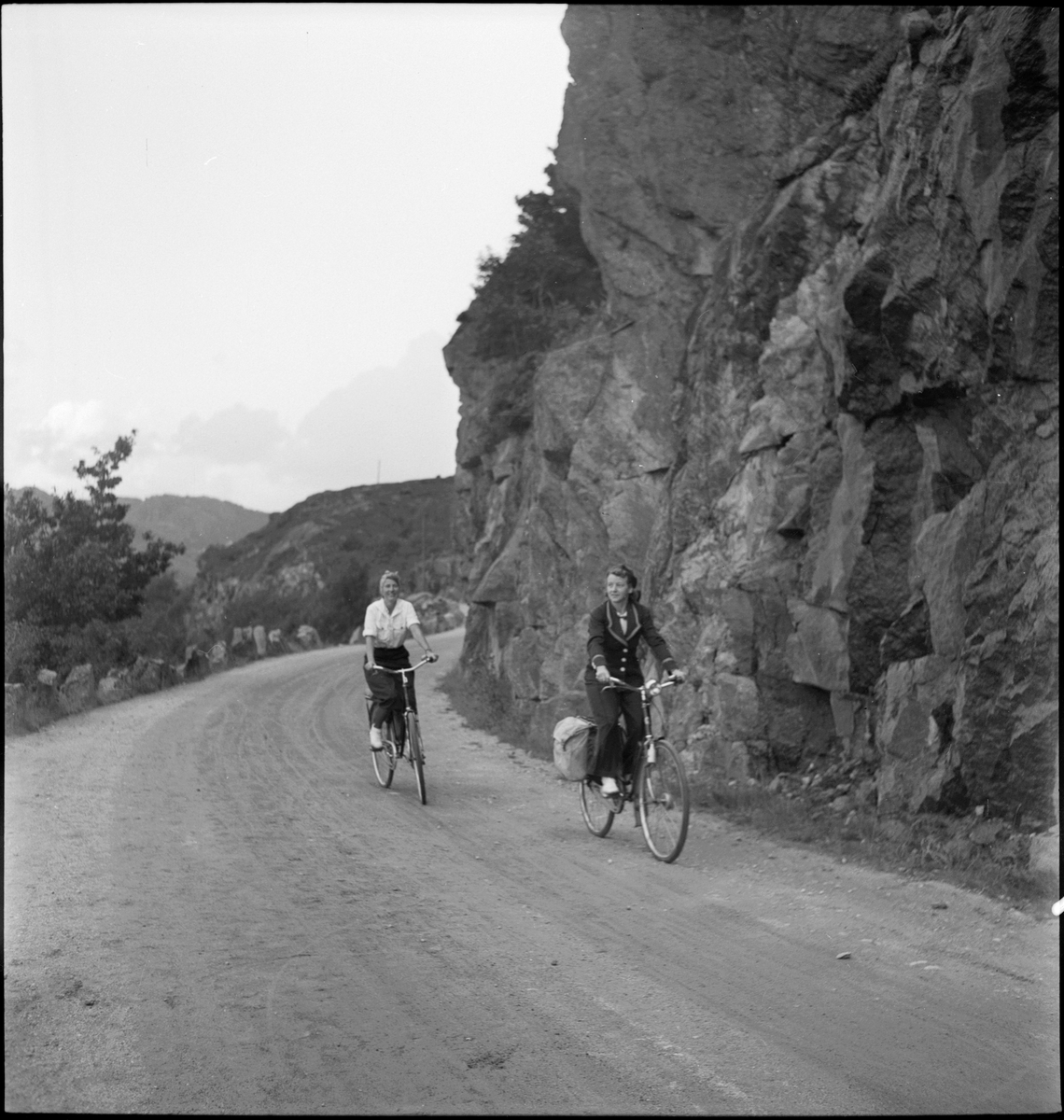 To kvinner på sykkeltur