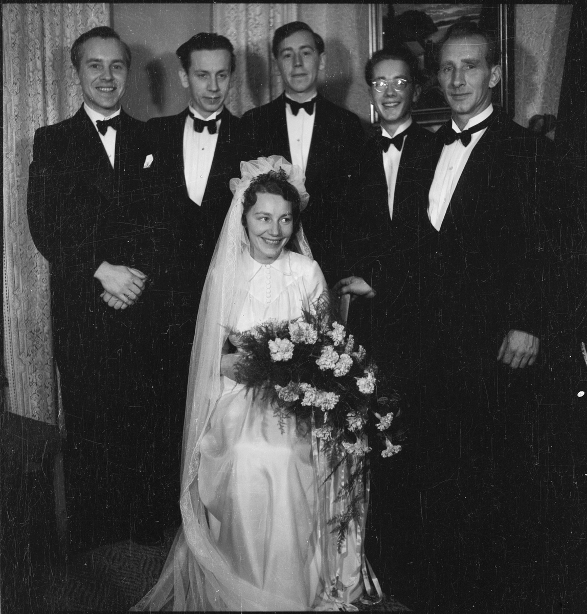 Bruden Dorthea Netland (født Seglem) og hennes mann med deres familier.