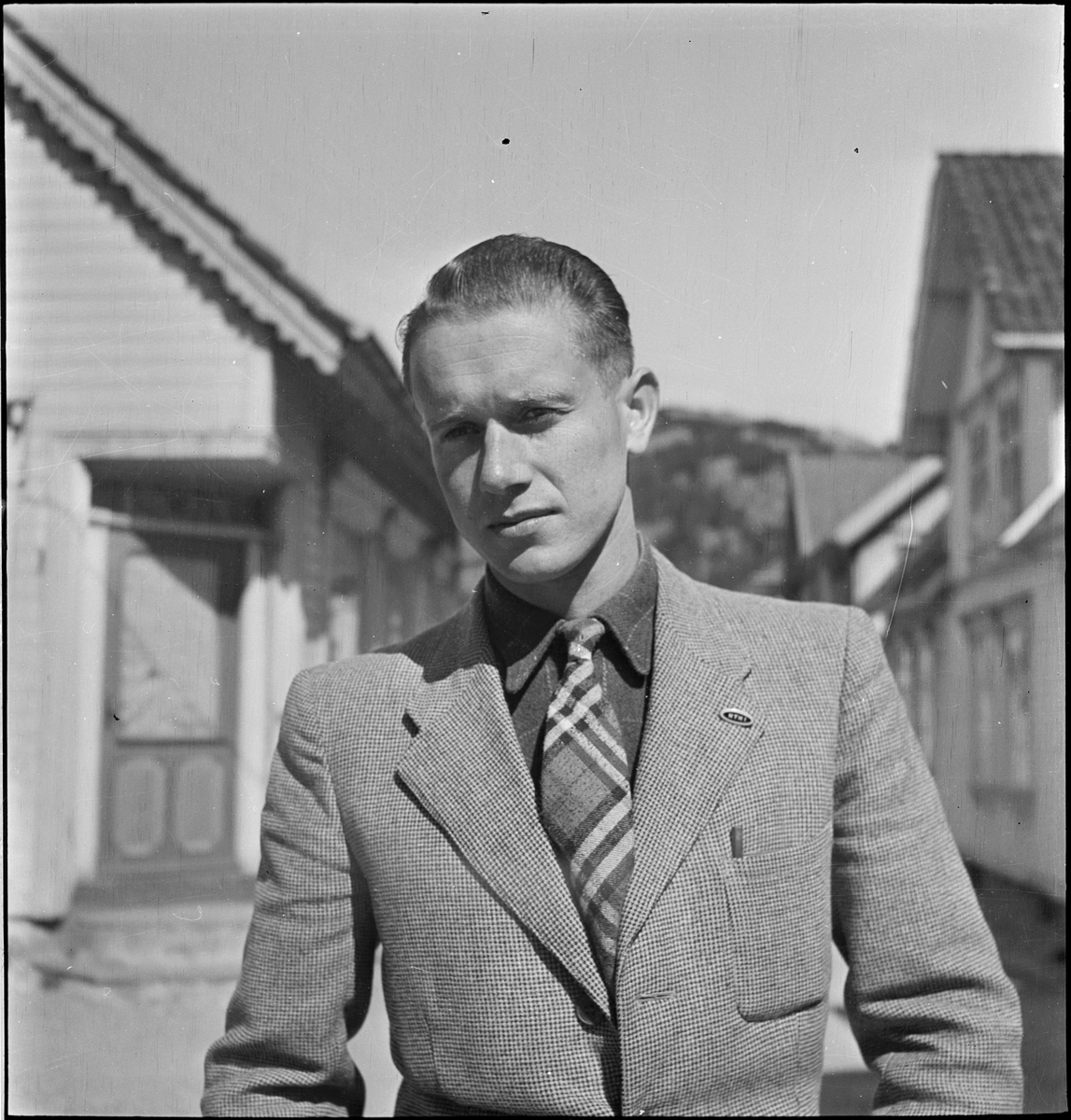 En ung herr Tessem i Storgaten i Egersund. Bilde nr. 4 er tatt fra kaien og oppover Skriveralmenningen.