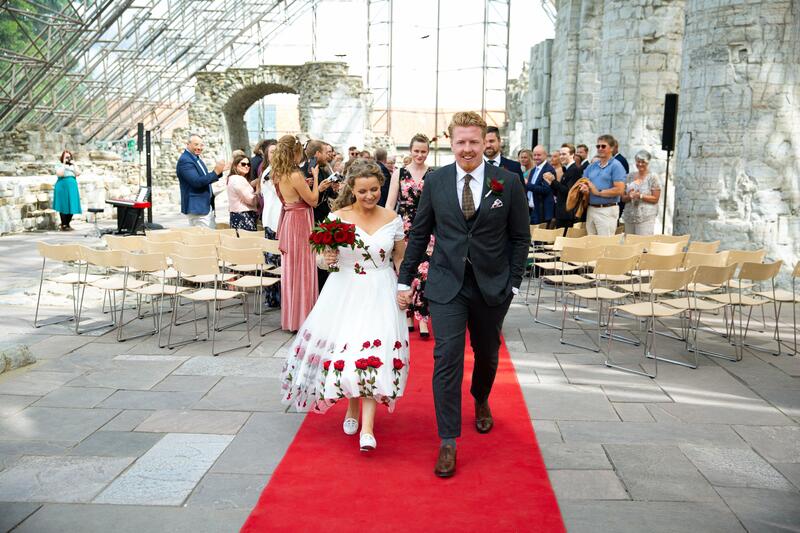 Lykkelige nygifte går ned midtgangen i Hamardomen. (Foto/Photo)