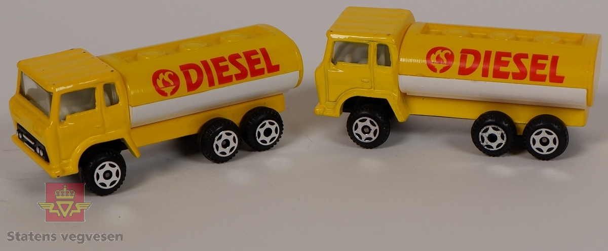 To miniatyrmodeller av lastebil med tank. Modellene er laget hovedsakelig i metall, med understell, hjul og tank i plast. Fargen er gul og hvit med påskriften DIESEL på begge sider av tanken.