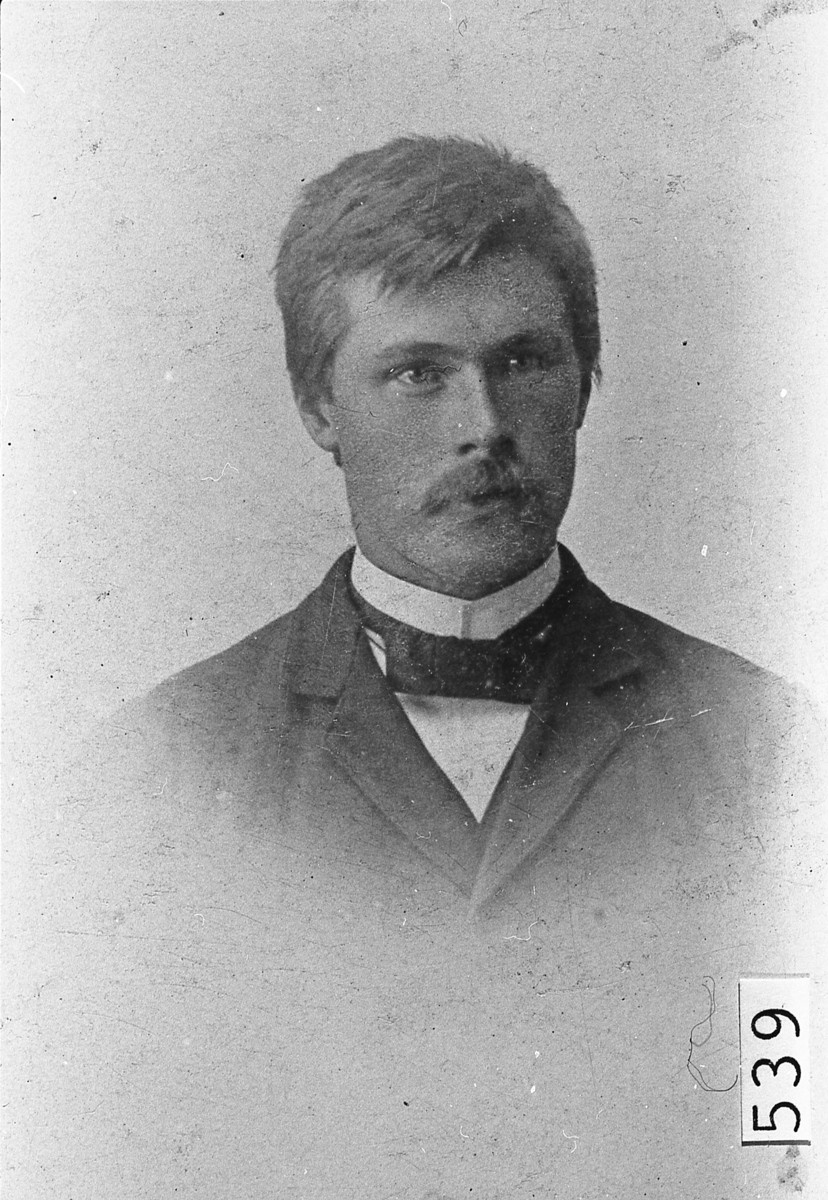 Portrett av Håkon Mjøseng, antagelig omkring 1910.