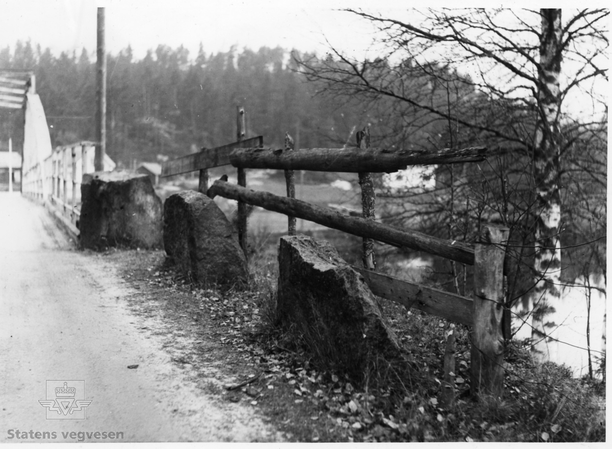 Bygging av ny Svenes bru på fv. 42 i Froland. Den gamle fagverksbrua fra 1878 er fortsatt i bruk. Ny bjelkebru ble oppført 1958. Forsterket/ombygd 2007.