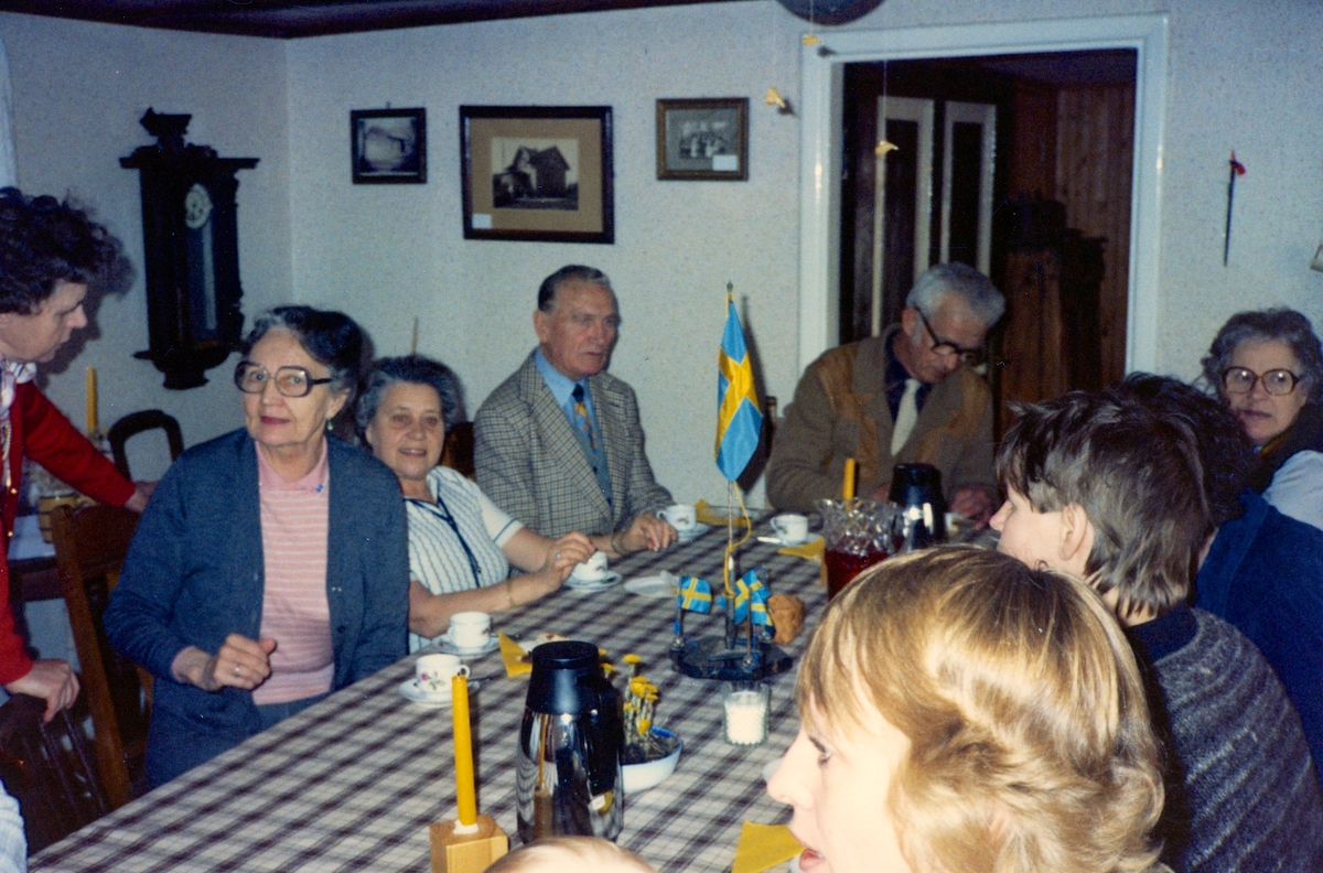 Söndagskaffe hos Hembygdsgillet på Långåker 1980-tal. Från vänster: 1 Lily Edvardsson, 2 Mary Ekman (1920 - 1988), 3 Greta? Schillerström (Marys väninna från Göteborg), 4 okänd, 5 Björn Ekman (1913 - 1992). Övriga okända.
