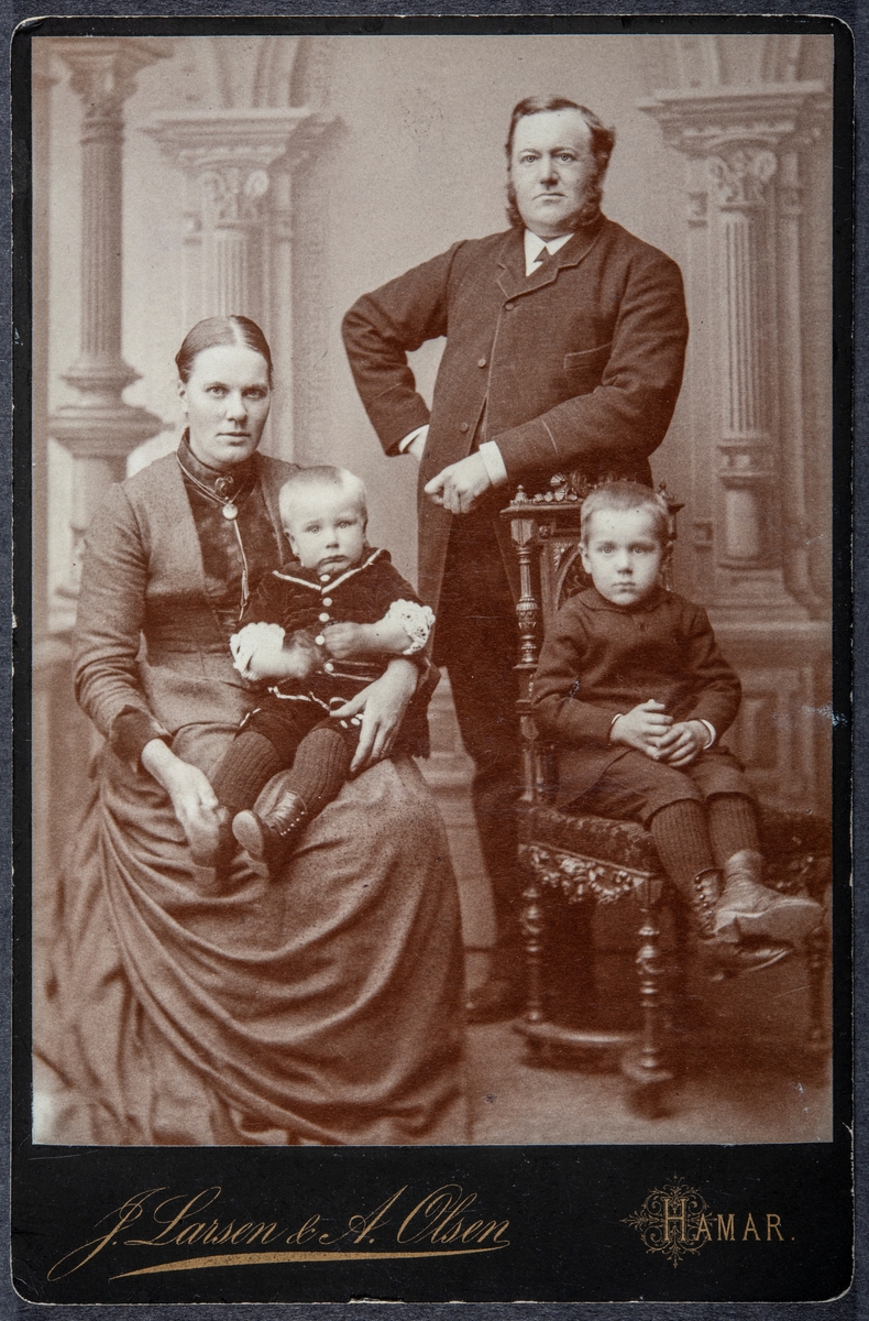 Ringsaker, Kjøpmann Andreas Smestad (1845-1892) og Gunda Smestad født Simenstad (1854-1931) med sønnen Georg Emil Smestad (1886-1959) og foran til høyre Einar Haakon Smestad (1884-1964)