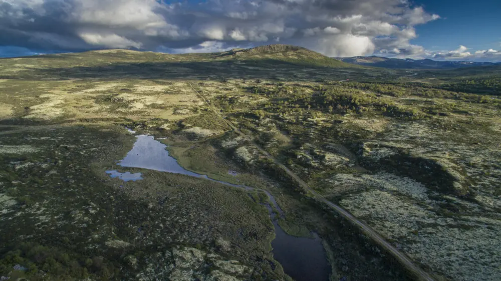 Kongevegen som strekker seg over Hjerkinn. Gammel vei i fjellandskap.