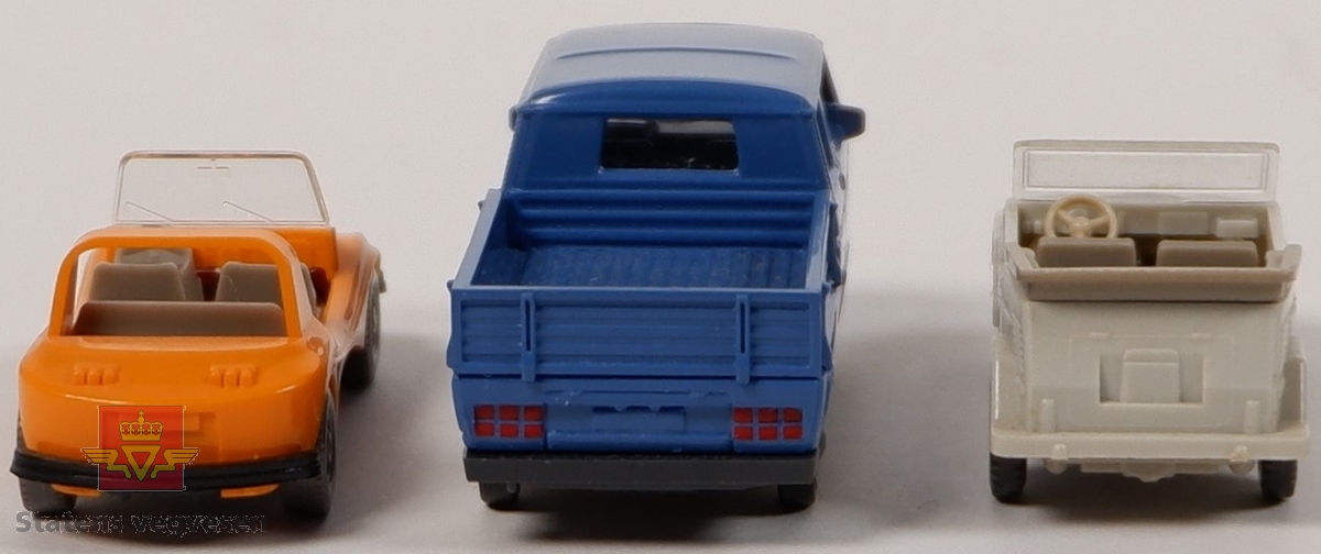 Tre miniatyrbiler av forskjellige bilmodeller. Miniatyrene har hovedfargene blå, oransje og grå. Bilene er laget i plast, med akslinger til hjulene av metall. Alle bilene har innskriften WIKING GERMANY på undersiden.