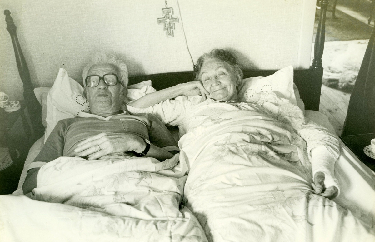 God morgon! Björn (1913 - 1992) och Mary Ekman (1920 - 1988) ligger nyvakna i sin säng, Vommedal Östergård "Petters" (nu Streteredsvägen 43). 
Paret uppvaktas på sin 45-åriga bröllopsdag den 7 juni 1986