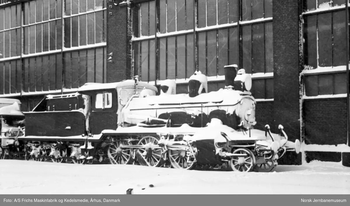 Damplokomotiv type 21e 175 utenfor verkstedhallen  A/S Frichs Maskinfabrik og Kedelsmedie, Århus, Danmark