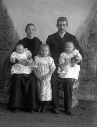 Gruppebilde av Ludvig Larsen med familie