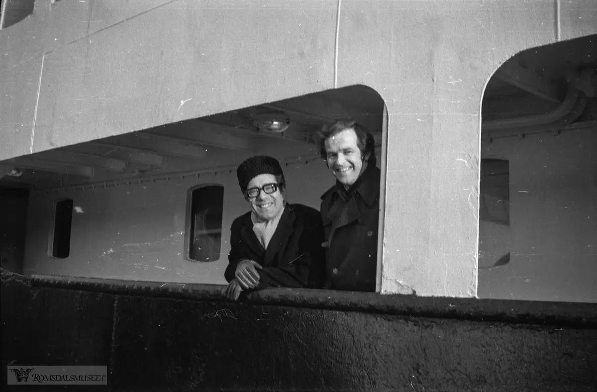 "februar-mars 1972".Robert Jacob Levin f.07.06.1912 d.29.10.1996 og Knut Skram f.18.12.1937 ankommer Molde med båt. .I forbindelse med Robert Jacob Levin og Knut Skram sin konsert i Molde.