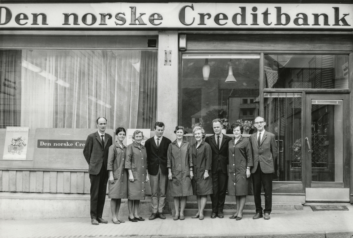 Personalet i Den norske Creditbank i Odda 1963-1964.