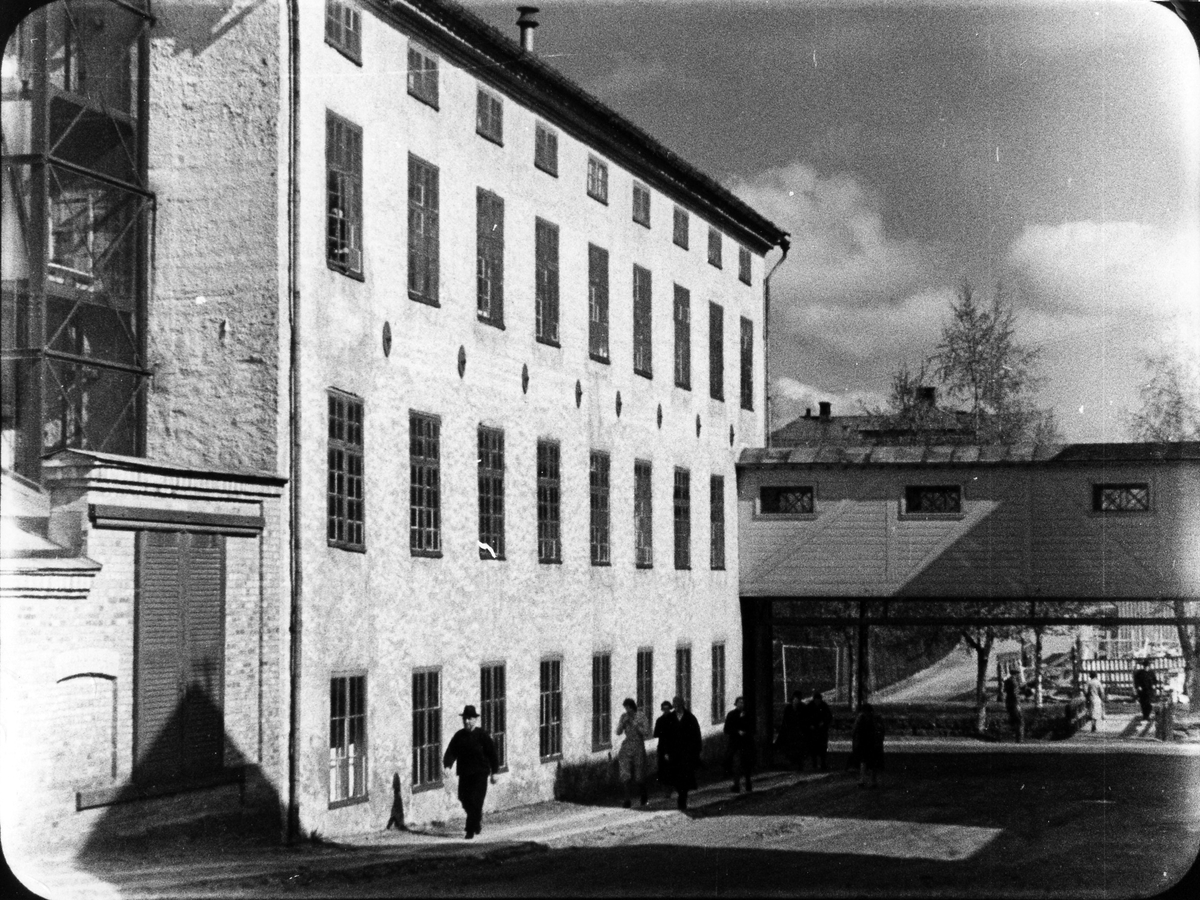 Foto från filmen "Alströmers stad" från 1935. 
Alingsås bomullsväveri, gamla fabriken i kvarter Fliten. Östra vattugränd mot norr.