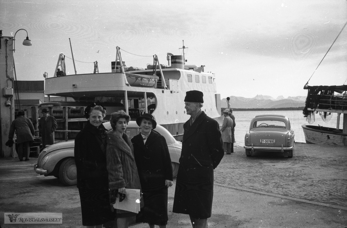"februar-mars 1961"."????????".Damen til venstre er muligens Gerda Gilboe sin akkompagnatør under en turne for Musikkens venner.