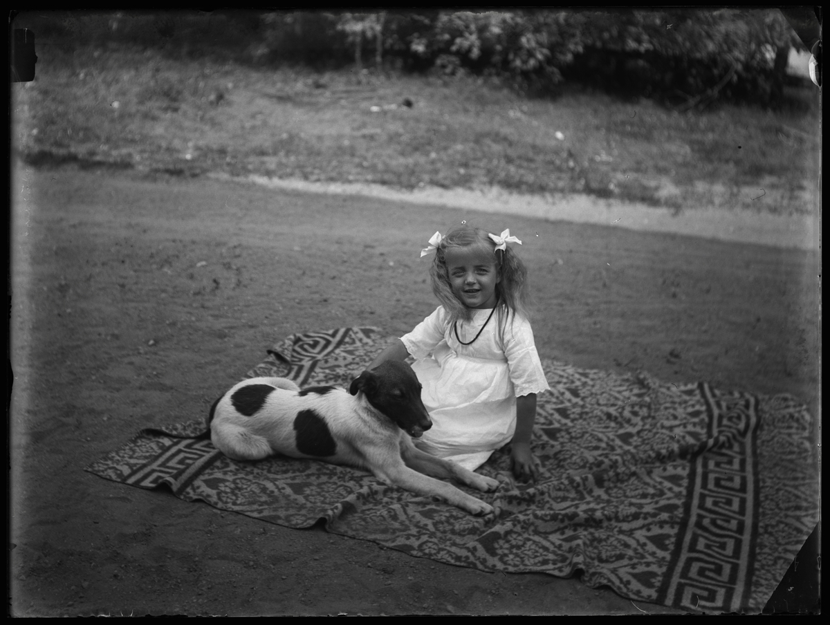 Flicka med hund