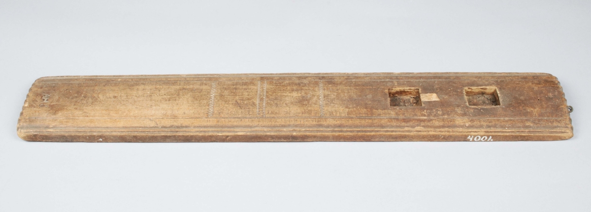 Mangelbräde i brunbetsad ek. Handtag infällt (saknas år 2021). Profilerade kanter; tre grupper nagelsnitt; fram- och bakändarne med halvrunda 
u-snitt. På ovansidan stämplat: "AHS". (Gunnar Blomgren)

Mangelbräde eller kavelbräde är ett redskap av trä som använts för mangling av textilier. Mangelbrädet användes tillsammans med en kavel, en slät rulle av trä. Den textil som skulle manglas, rullades upp på kaveln, på ett bord eller annat slätt underlag. Under hårt tryck, rullades kaveln med hjälp av mangelbrädet, fram och tillbaka över bordet. (Wikipedia)