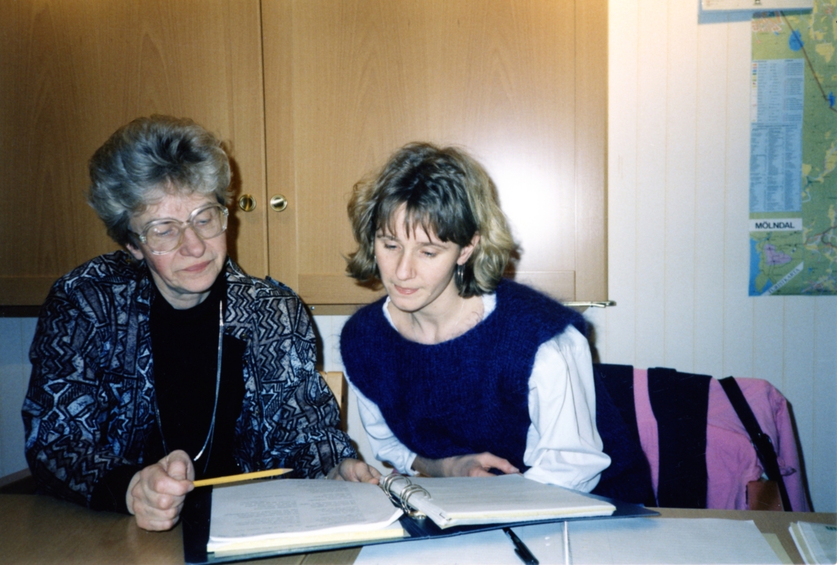Brattåsgårdens studierum på Streteredsvägen 5 i Kållered cirka 1986/87. Från vänster: manusförfattare Märta Lindgren och projektledare Eva Ågren (SV Mölndal) sitter med förberedelser inför Bygdespelet "Brandskatten" som visades på Ekansås sommaren 1987.