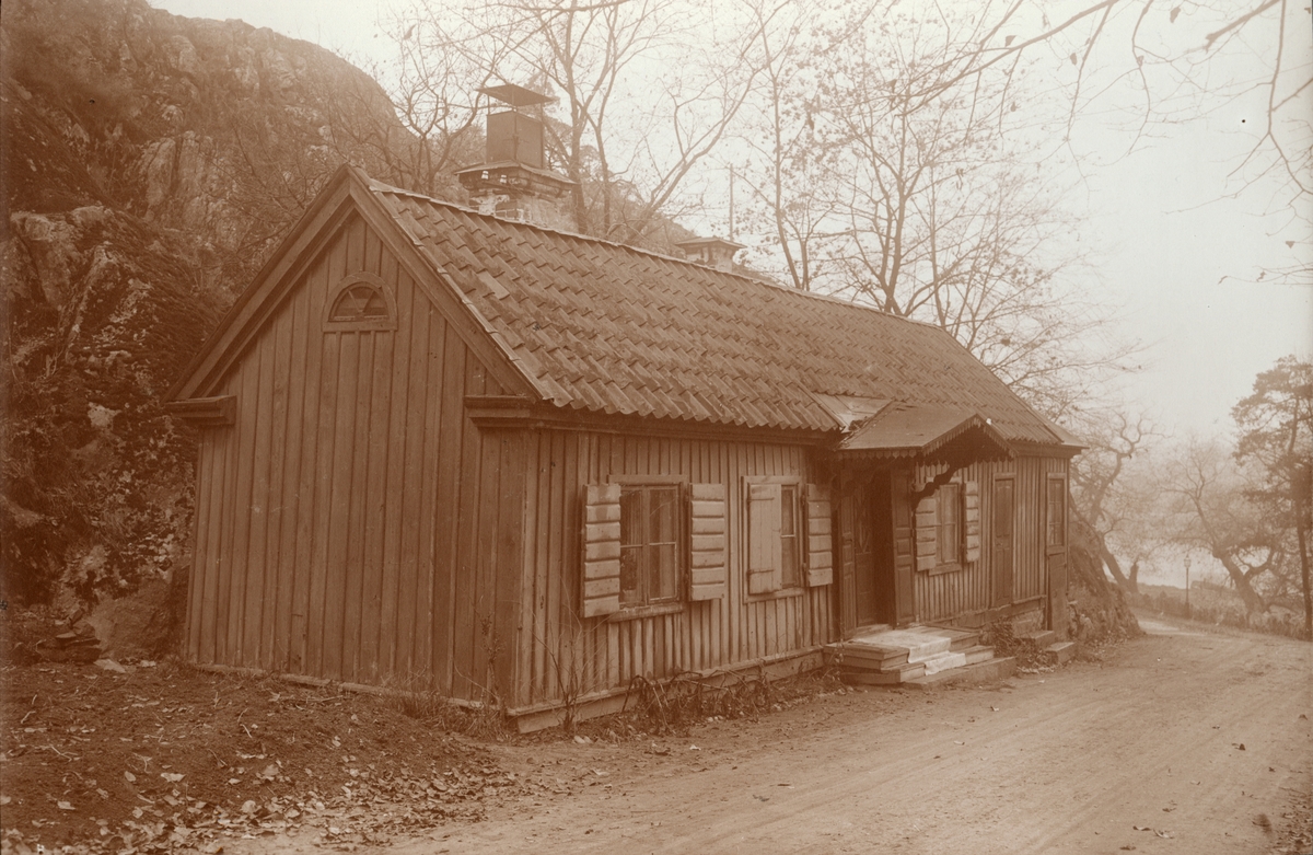 Text i fotoalbum: "Gammal byggnad från 1600-talet (förr landsvägskrog) belägen söder om Karlebergssjön. Karlbergssjön syns i bakgrunden".