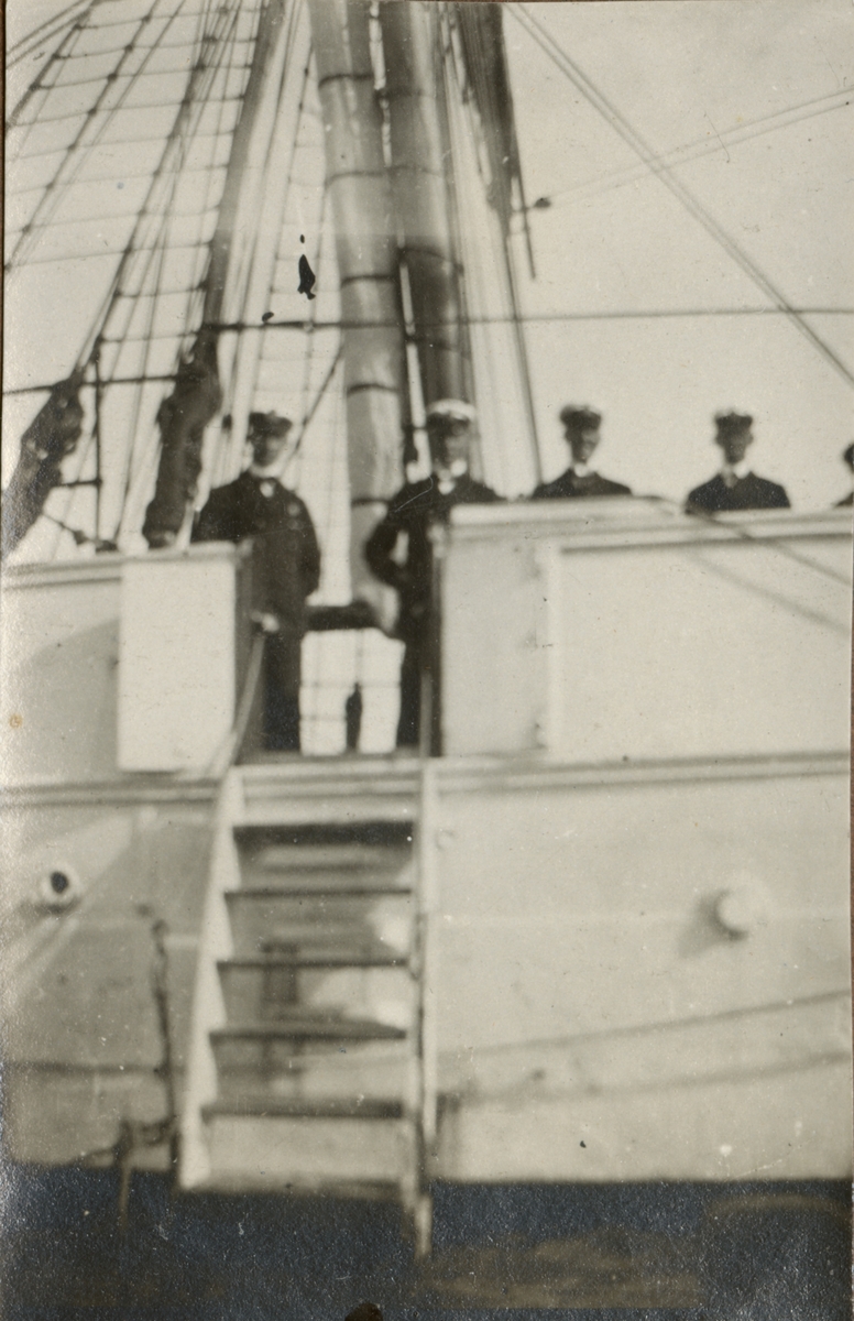Soldater ombord på båten.