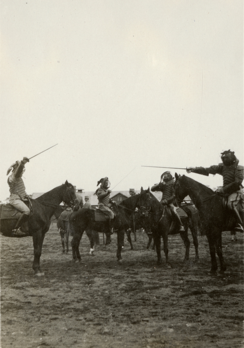 Text i fotoalbum: "Förbindelsekursen 1920". Fäktövning med soldater till häst.