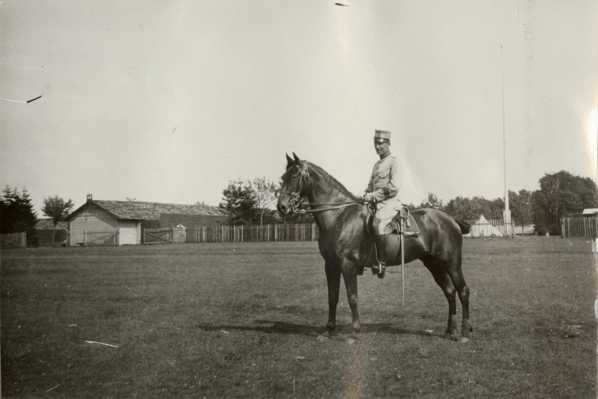 Text i fotoalbum: "Förbindelsekursen 1920". Soldat till häst på övningsplats.