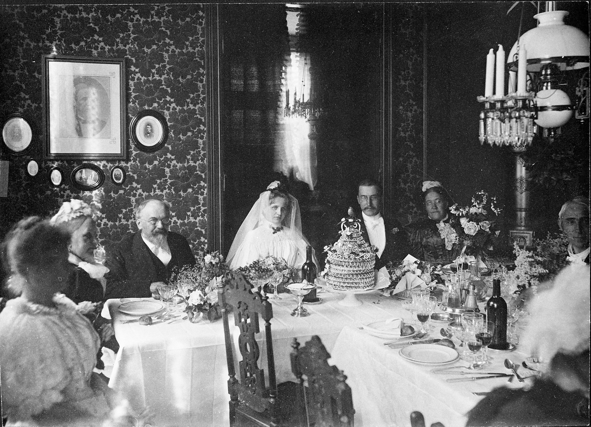 Bryllupsmiddag på Undersløs ("Skrivergarden") på Kapp 1895. Fra venstre: 2x ukjent, Johan Chr. Røder Scheel, Kerstin Georgine Scheel (f.Horsing), Axel Scheel, Christiane Marie Mathilde Scheel (f.Bay), ukjent.