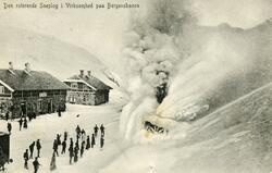 Dampdrevet roterende snøplog i arbeid på Myrdal stasjon.