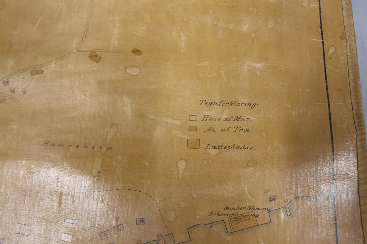 Kart over Lahelle ved Kristiansand. Papir klistret på lerret og øverst og nederst festet til en rund, sor stokk. Kartet er optaget sommeren 1887 av H. S. Krum.