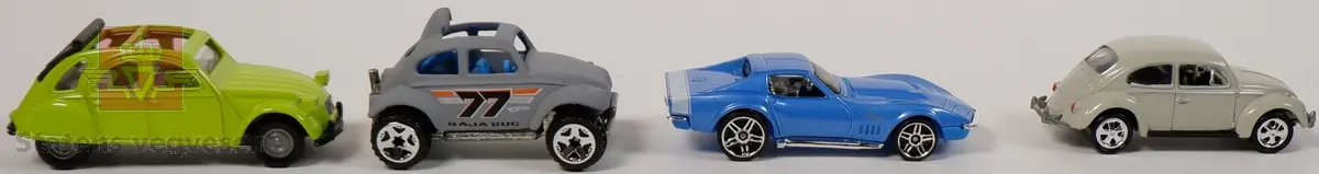 Fire miniatyrbiler av forskjellige biltyper/modeller. Bilene har hovedfargene blå, grønn, beige og grå. Modellene er laget hovedsakelig i metall med understell og detaljer i plast.