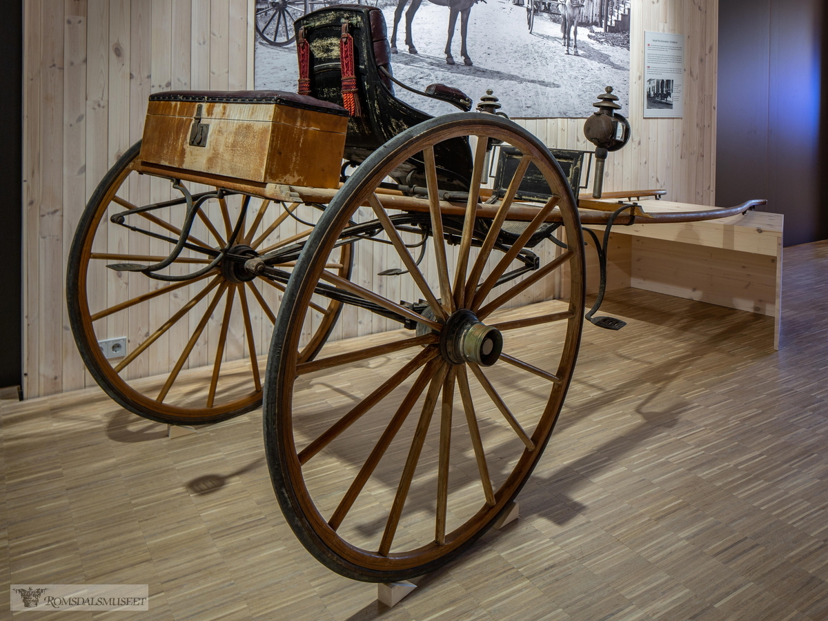 Fra utstillingen "i vognskjulet". .Karjol fra Granseter i Eresfjord..Denne karjolen hørte til på garden Granseter i Eresjord. Vogna var blant hovedgevinstene i et lotteri på jubileumsutstillingen i Oslo i 1914 (Norgesjubileet), og første eier hadde vunnet den. Gitt til Romsdalsmuseet ca. 1965. ..Karjolen har kun ett sete, men bak setet finnes en kasse for proviant, som også kan benyttes som sete for en skyssgutt. Karjolen kom først i bruk i de større byene på midten 1700-tallet, og ble mye brukt på reiser av embedsmenn. I andre halvdel av 1800-tallet var den blitt vanlig i hele landet og ble mye brukt i skysstrafikk. Karjolen var et velegnet og effektivt transportmiddel på grunn av sin lave vekt.