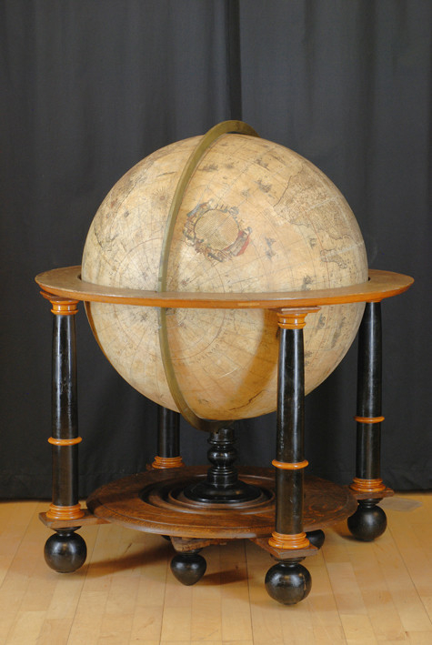 Globen står i ett stativ av ek med fyra svarvade kolonner av svärtat trä, troligen björk, med svarta klotfötter. Globen bärs upp av en svarvad axel som är placerad mitt i en rund skiva, runt vilken de fyra kolonnerna är placerade. Dessa bär i sin tur upp en ring som stöder globen. Globen vilar i träringen och på mittaxeln med hjälp av meridianringen som i sin tur är fäst i globen vid polerna. Meridianringen är gjord av mässing och graderad på ena sidan. Runt träringen mitt på globen finns rester av papper med text och gradering. Under bottenskivan på stativet finns en trekantig skiva med tre droppformade klotfötter. Denna är konstruerad som ett enkelt kullager, vilket gör att man kan vrida hela stativet runt sin egen axel. Globen är troligen gjord av en kopparsfär som är klädd med papier maché. Kartbladen är sedan formade mycket noggrant och pålimmade i en perfekt passform.