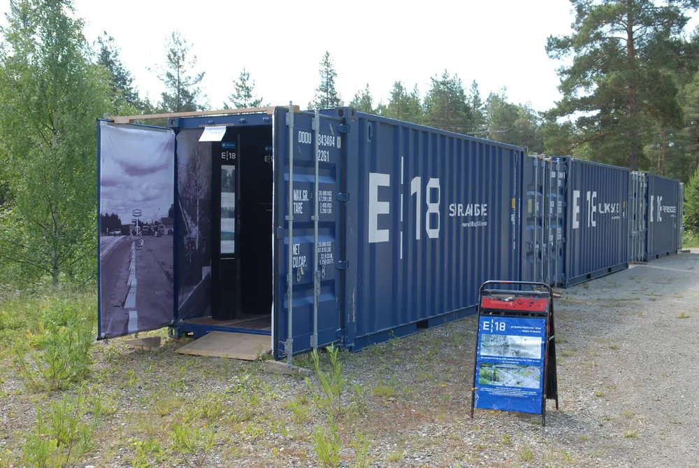 Container med utstillingen E18 inne i seg.