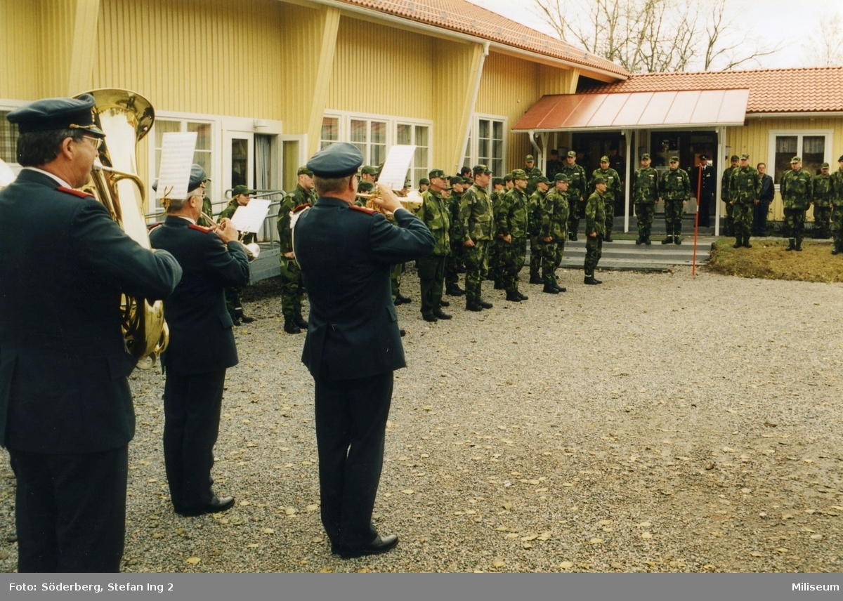 Ceremoni utanför fritidsgården på Ing 2. Hemvärnsmän.