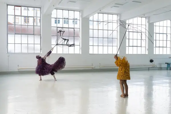 Skulpturar av barnefigurar med paraply av Lene Kilde