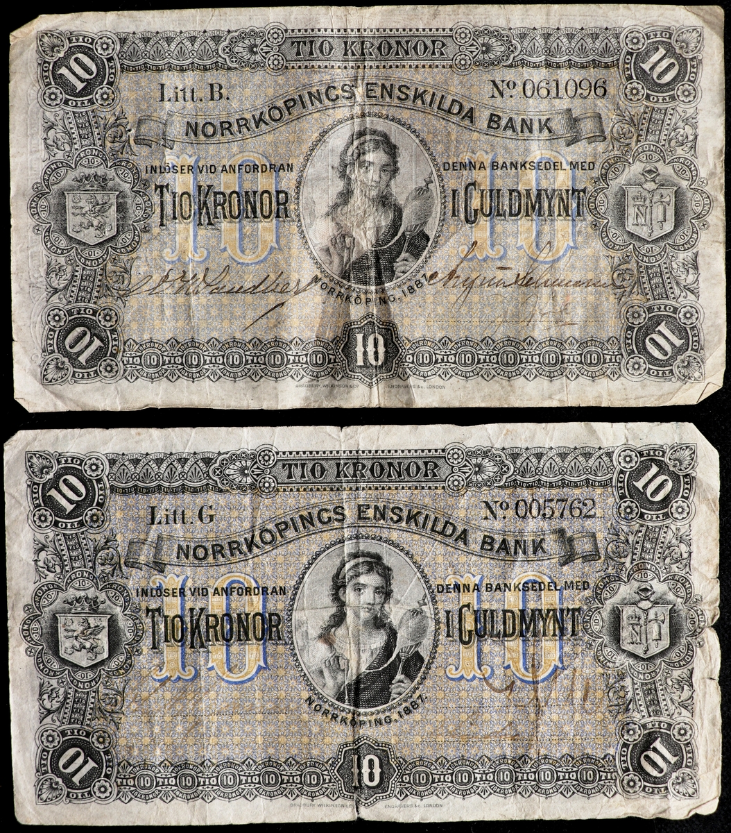 Två blågrån sedlar på tio kronor från Norrköpings Enskilda Bank från 1887. Serienummer 5762 och 61 096 tryckt på höger sida. Tre signaturer på sedeln. I mitten på vänster kant finns Östergötlands landskapsvapen och i mitten på höger kant finns Norrköpings gamla stadsvapen i form av ett N krönt med en krona, en spira och en yxa. I mitten av sedeln en oval med en bild av en kvinna med en slända.
Baksidan är blå på sidorna och orange i mitten. I mitten står det 10 och på båda sidor om dem finns kvinnoansikten i profil. Klisterlapp på baksidan efter att sedeln suttit på en tavla.

Tillstånd vid förvärv: Ena sedelns färger är betydligt mer urblekta. Veck efter viktning.